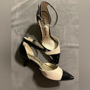 Anne Klein iflex black and tan patent leather pumps size 8